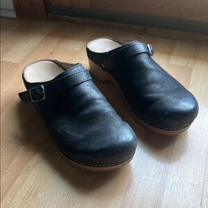 Dansko Berry Black Burnished Mule Size 39/8.5